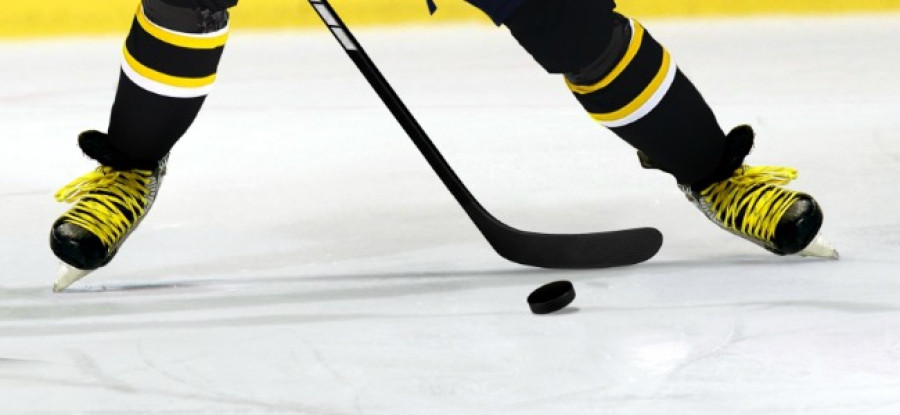 Ice_Hockey_Player_Yellow_Laces