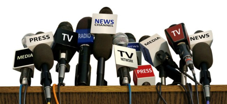 Press_Media_TV_Microphones_on_Desk