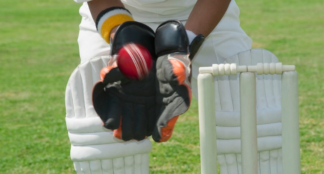 Wicket_Keeper_Catching_Ball