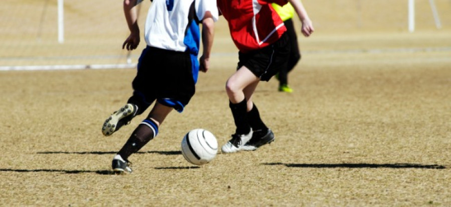 Young_Footballer_Going_for_the_Ball