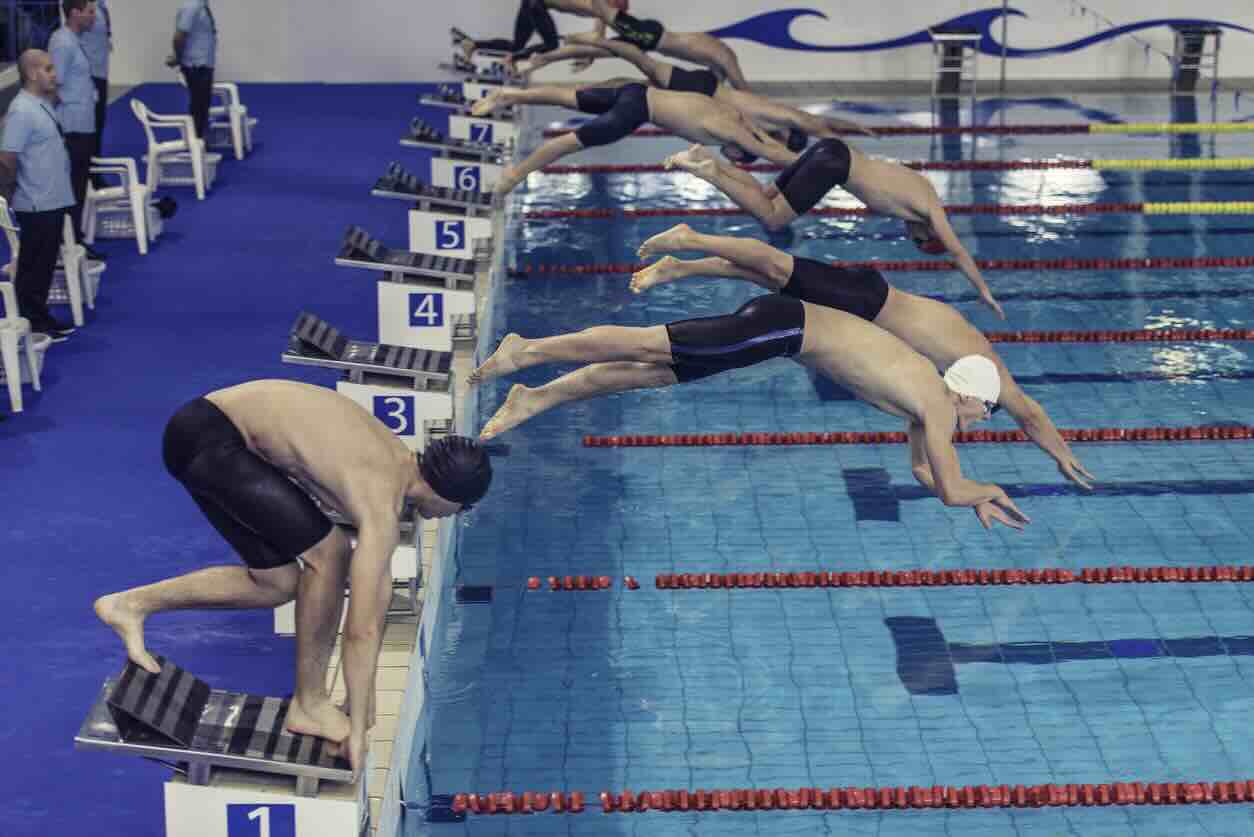 Mens swimming race